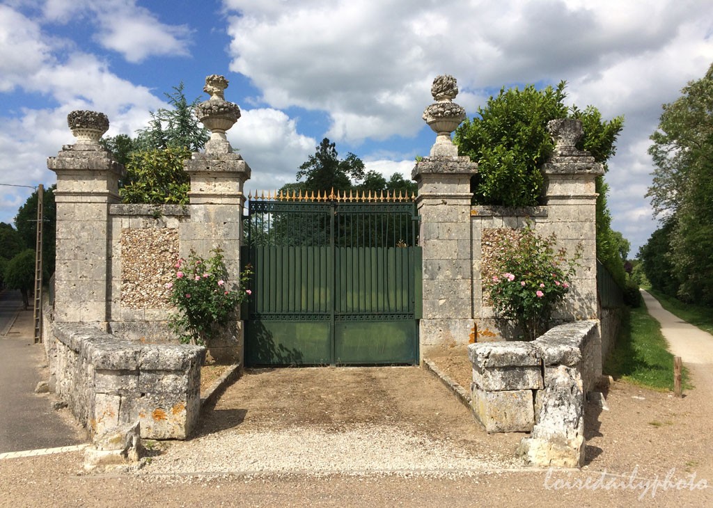 Entrance to Château de Menars Park Entrée au parc du château de